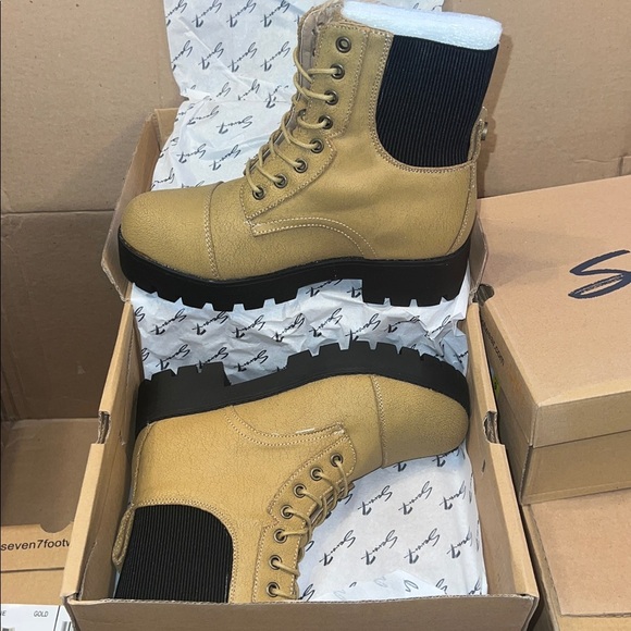 Seven7 Women’s NWB Jadon Boot Combat Hiking Textured Camel - Picture 2 of 5